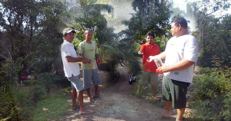 warga kumpulkan koin logam