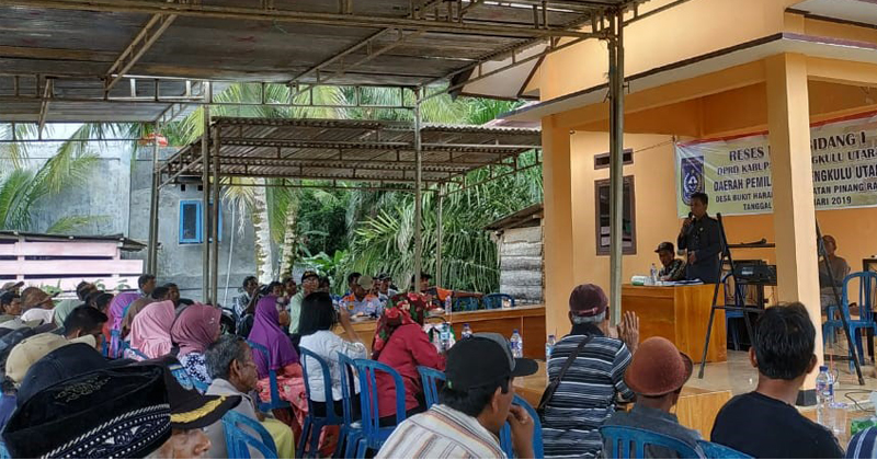 Dihadapan-Masyarakat-Desa-Bukit-Harapan
