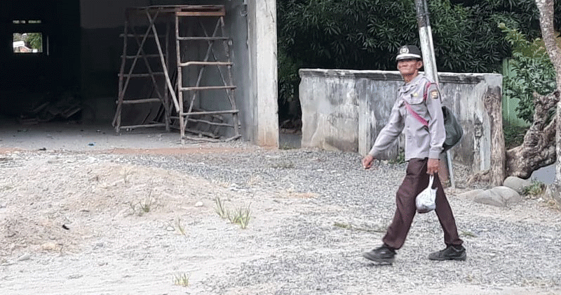 Warga-Sipil-Gunakan-Atribut-Kepolisian