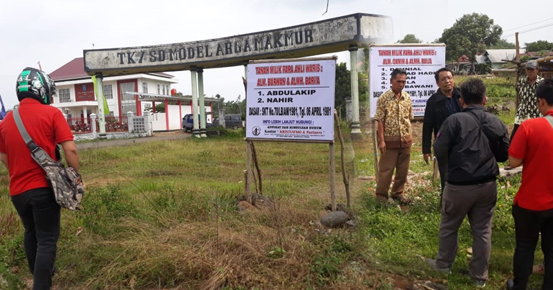 Ahli waris patok lahan SD Model