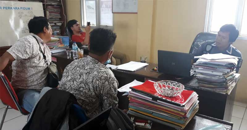 Dua-wartawan-media-online-saat-memberikan-keterangan-kepada-penyidik-Pidum-Polres-Bengkulu-Utara