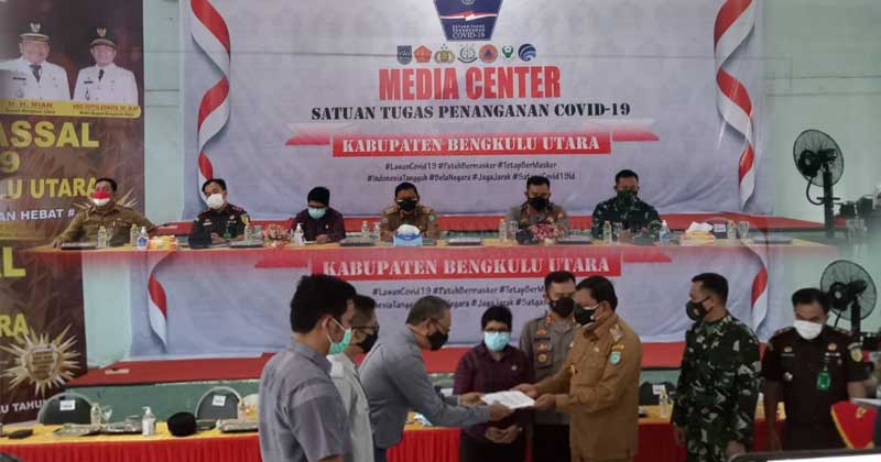 PT-Alno-serhakan-bantuan-CSR-yang-diterima-Bupati-Bengkulu-Utara