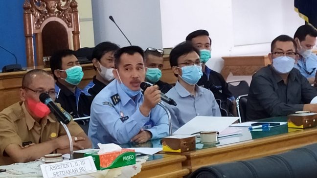 Terlihat Cik Yang dari Kemeterian Hukum dan HAM dalam hearing