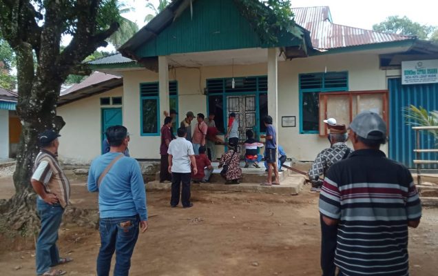 Masyarakat desa Kota Lekat Mudik yang melakukan aksi penutupan akticitas sementara kantor desa