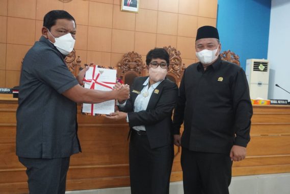 Bupati terima rekomendasi LKPJ Bupai TA 2021 dari DPRD BU