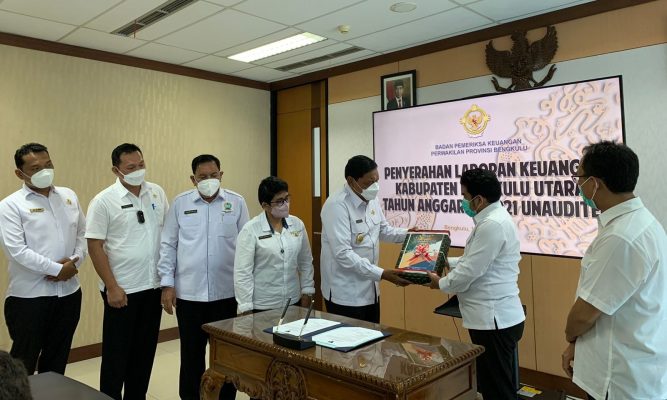 Penyerahan LKPD Tahun 2021 kepada BPK RI Provinsi Bengkulu oleh Bupati serta jajarannya
