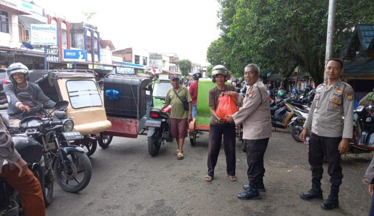 Personil Polres Bengkulu Utara bagikan bansos sembako kepada tukang becak ARga Makmur