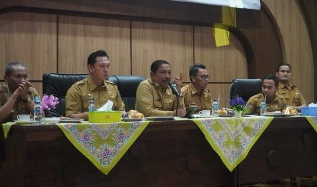 Kepala BKAD Saat rapat bersama Bupati Bengkulu Utara