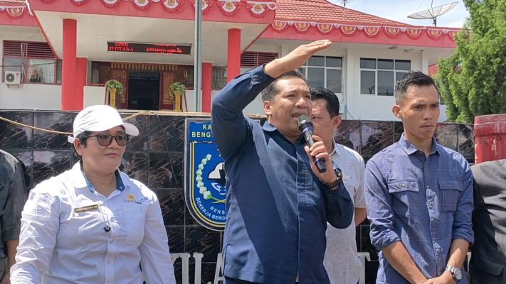 Aksi DPRD Bengkulu Utara hadapi aksi unjuk rasa