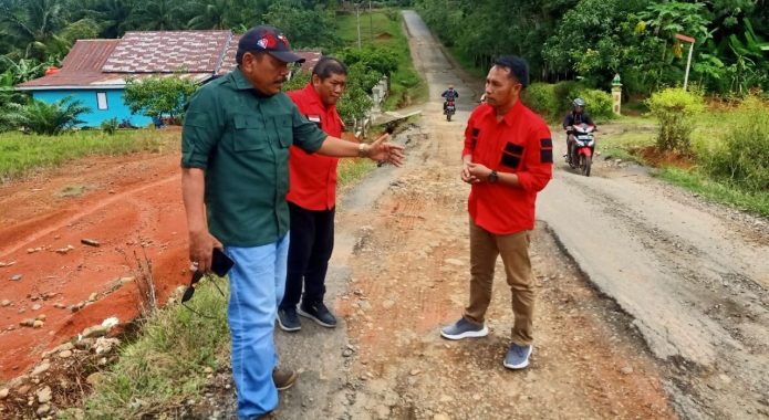 Bupati bersama Kepala Dinas PUPR BU yang melakukan pengecekan kondisi jalan