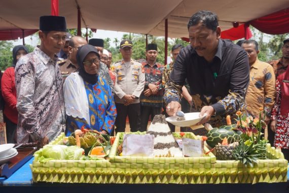 Bupati potong tumpeng peringati HUT Kecamatan Padang Jaya