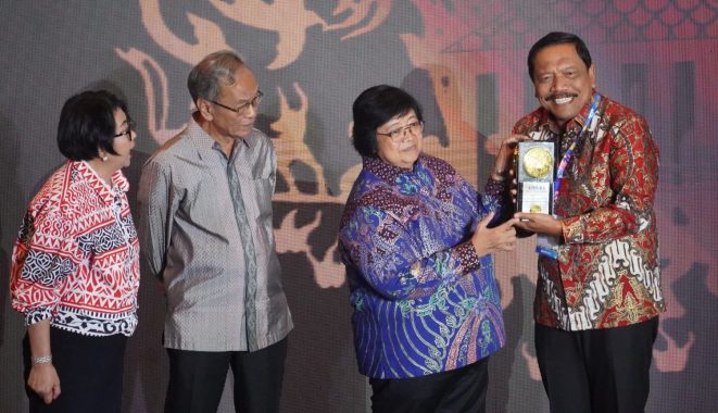 Bupati Bengkulu Utara saat menerima penghargaan adipura