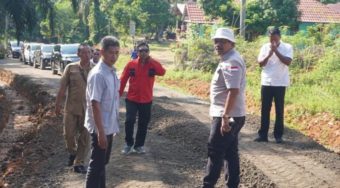 Bupati BU saat meninjau pekerjaan fisik infrastruktur jalan di Karang Pulau