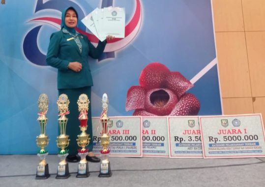 Ketua TP PKK BU bersama piala penghargaan