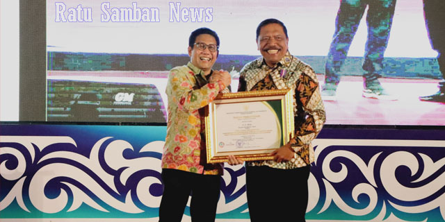 Bupati Bengkullu Utara Terima-Penghargaan Dari Menteri Desa