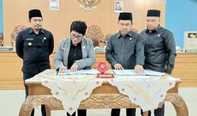 Dokumentasi Pengesahan Perda RIPK langsung oleh Ketua DPRD BU
