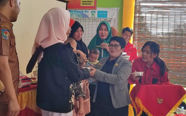 Ketua DPRD BU saat melakukan aksi kunjungan dalam program stunting