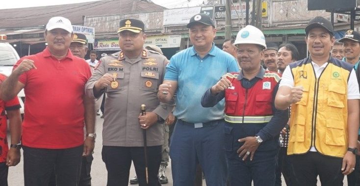 Ketua DPRD BU saat mengikuti titik nol jalan lingkungan pasar Purwodadi Arga Makmur