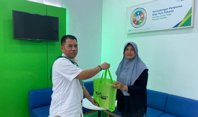 Pihak BPJS Ketenagakerjaan serahkan bingkisan